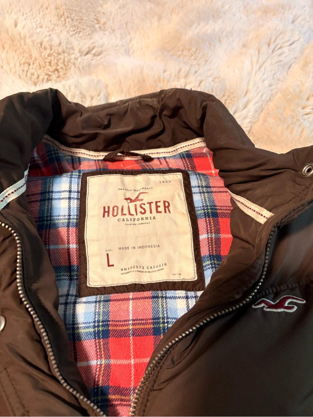 Juniors Large Hollister Women’s Brown Puffer Jacket with Plaid Lining
